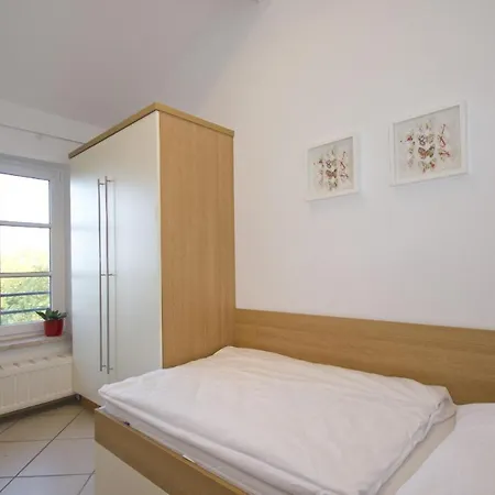 Mit Meerblick: Seaside Retreat With Ahoi Access Goehren (Ruegen)