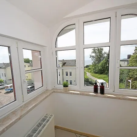 Mit Meerblick: Seaside Retreat With Ahoi Access Goehren (Ruegen)