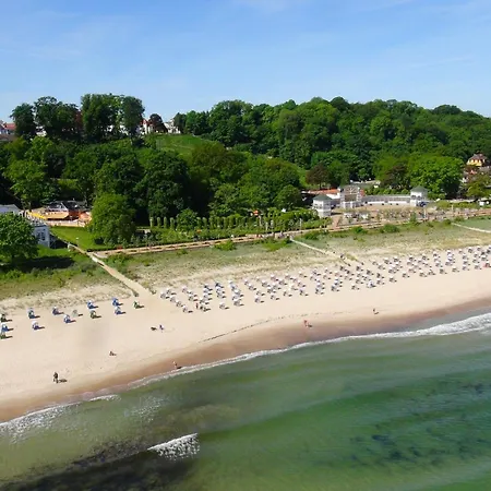 Mit Meerblick: Seaside Retreat With Ahoi Access Goehren (Ruegen)